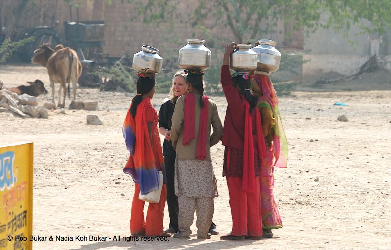 Lesley with local women, on the way to Jaisalmer